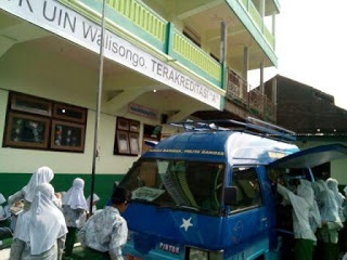 Diserbu Siswa MI Ini, Petugas Perpustakaan Keliling Kuwalahan